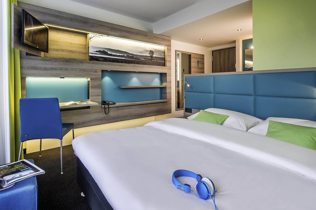 Hypo-allergenic bedding, in-room safe, desk, soundproofing
