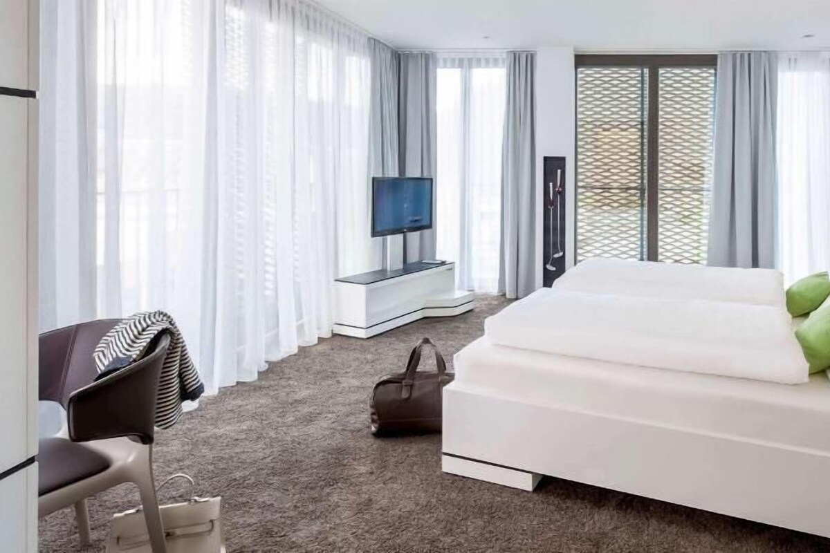 Ropa de cama hipoalergénica y caja de seguridad en la habitación