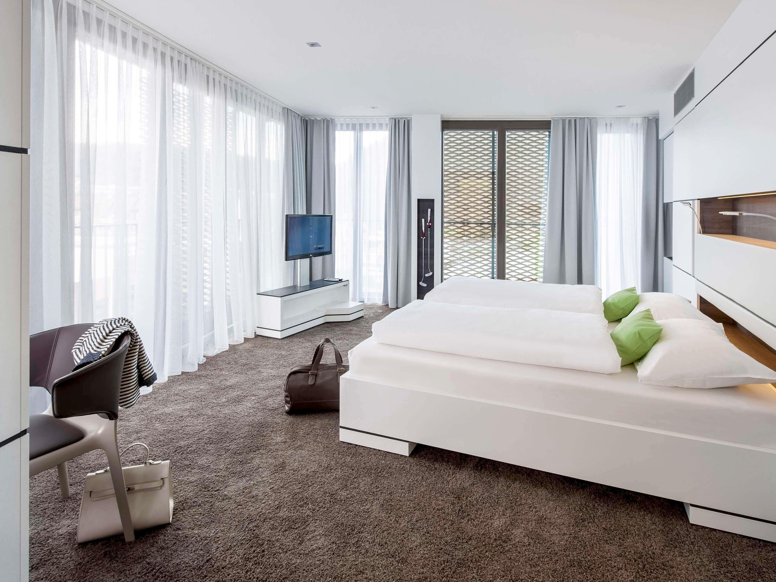 Suite (Styles) | Hypo-allergenic bedding, in-room safe, desk, soundproofing