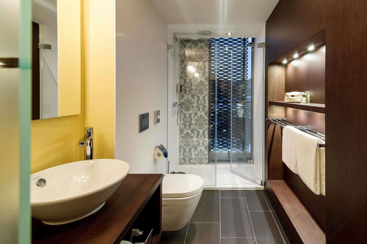 suite, 1 double bed | 1 bedroom, hypo-allergenic bedding, in-room safe, desk