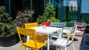 Se ofrece un desayuno bufé (17 EUR por persona)