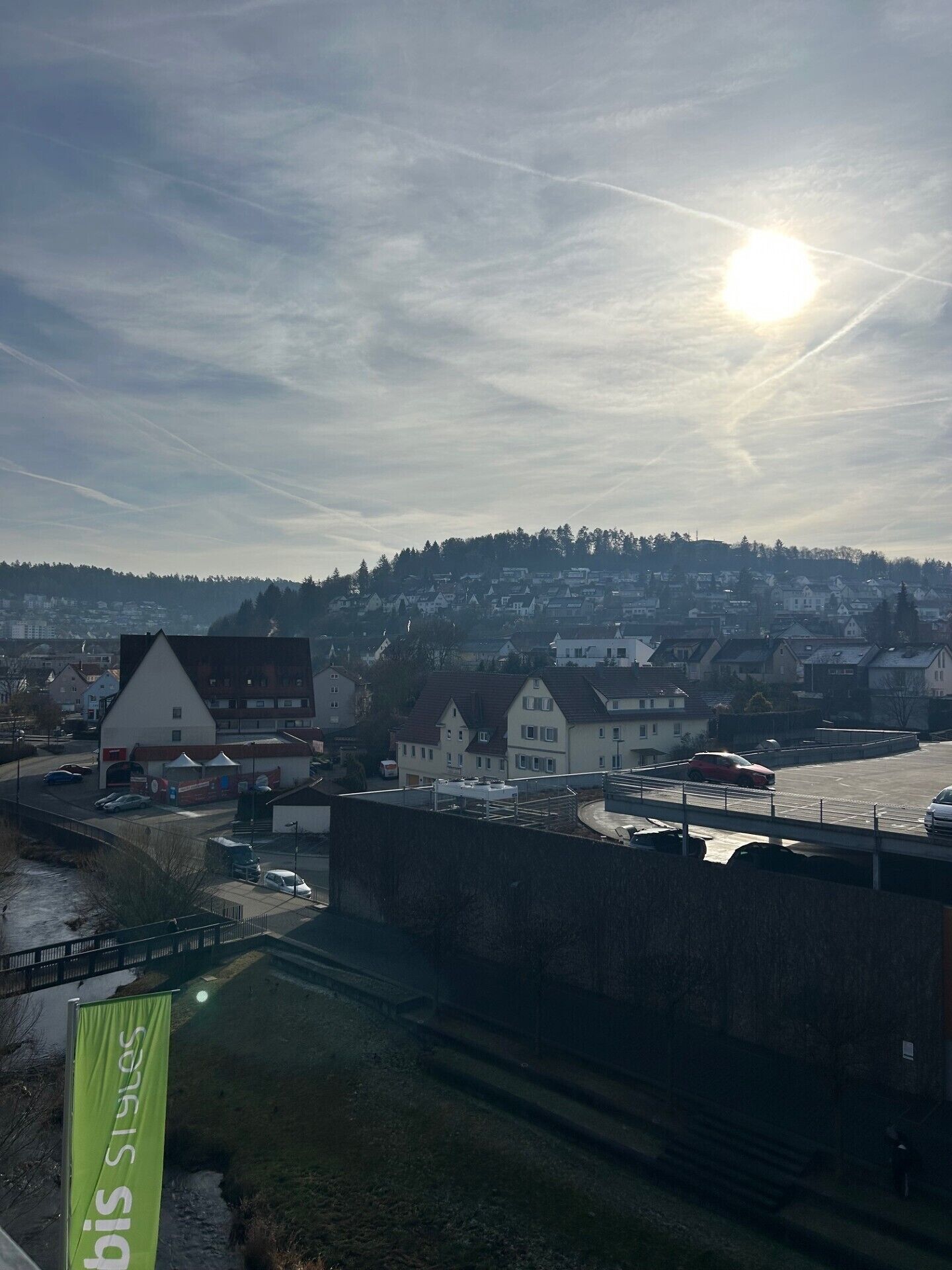 Ropa de cama hipoalergénica y caja de seguridad en la habitación 