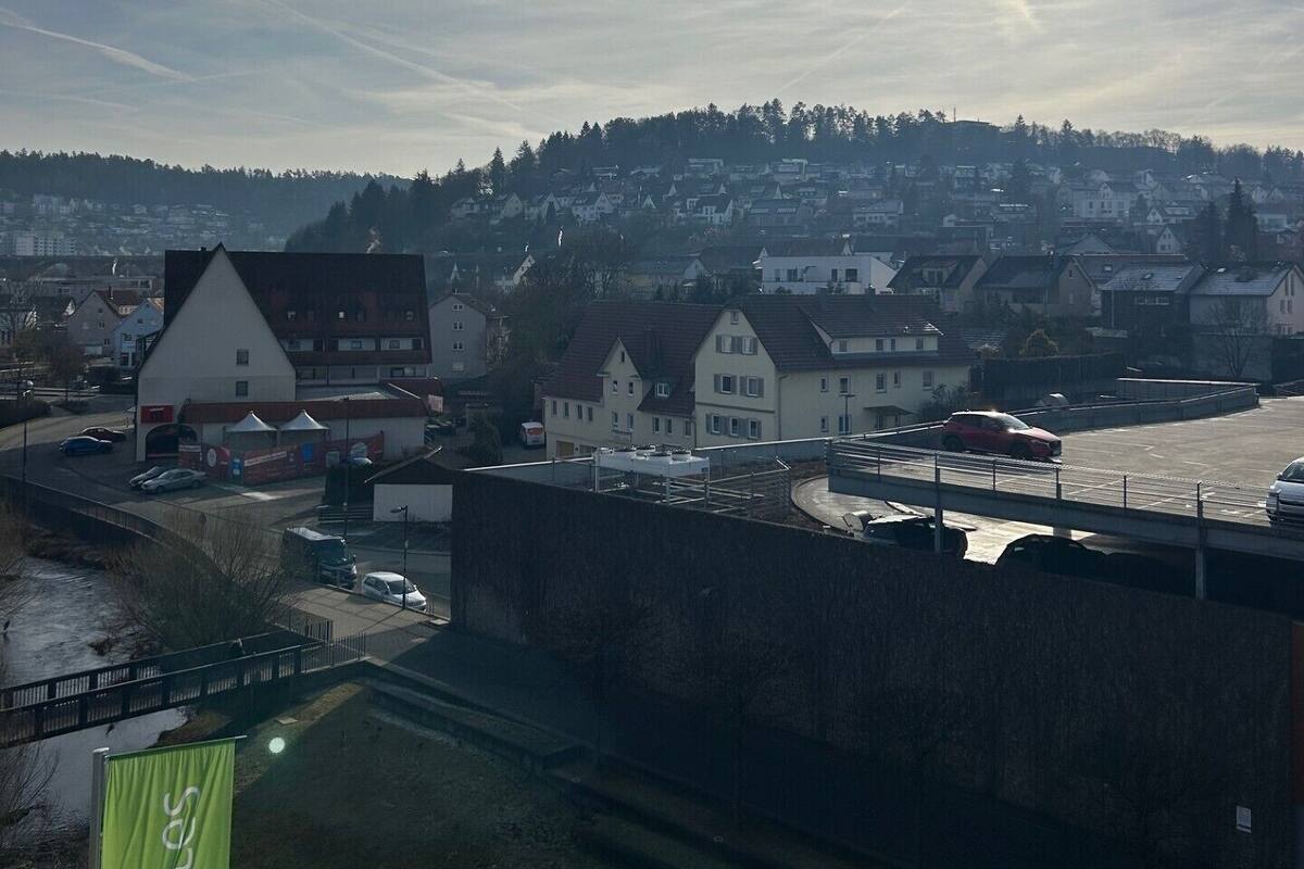 Ropa de cama hipoalergénica y caja de seguridad en la habitación