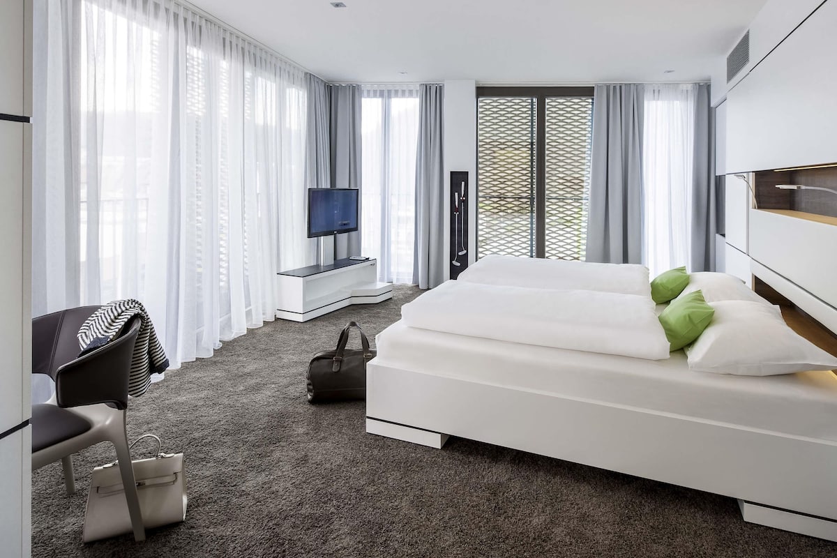 Suite, 1 Double Bed | Hypo-allergenic bedding, in-room safe, desk, soundproofing