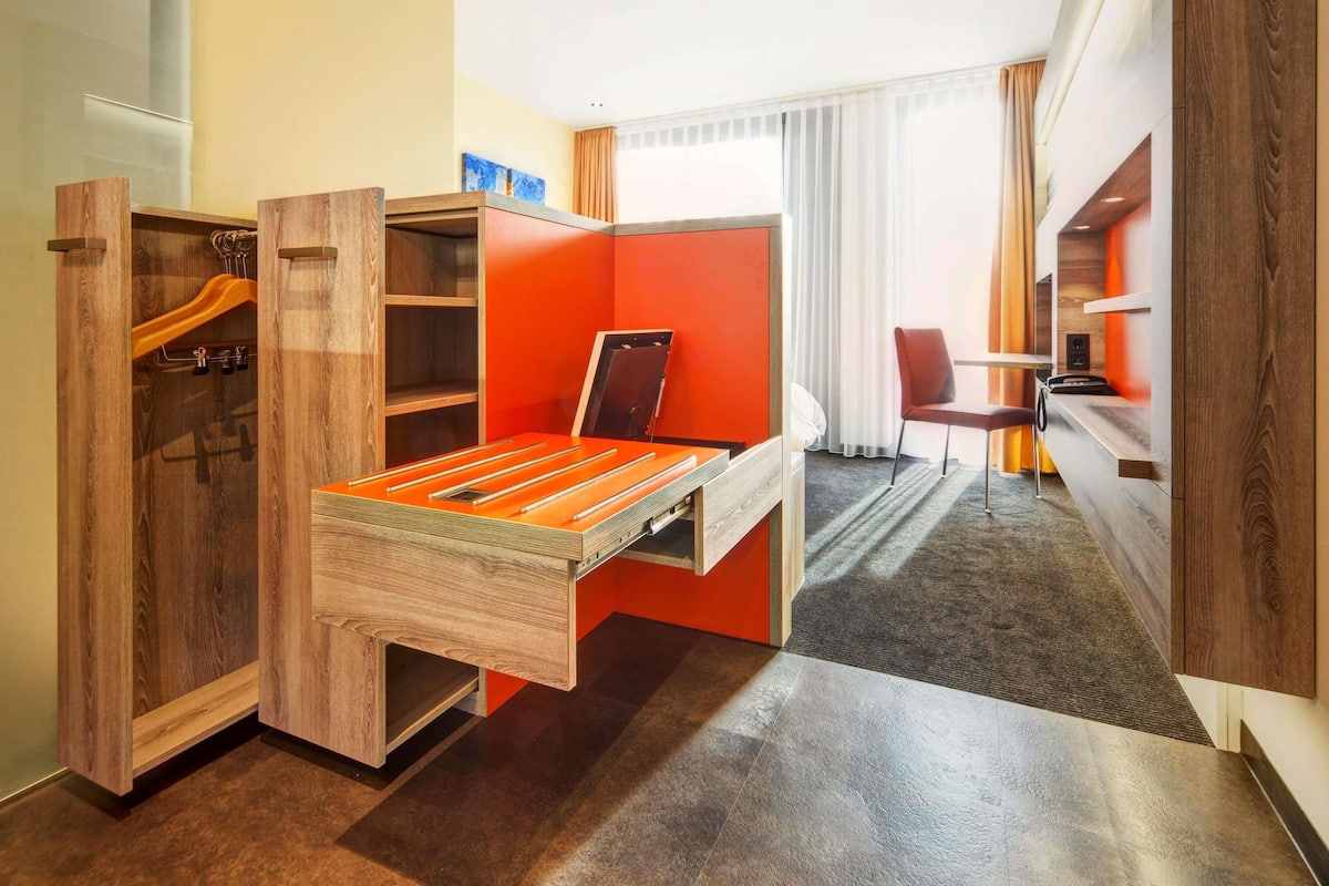 Literie hypoallergénique, coffres-forts dans les chambres, bureau
