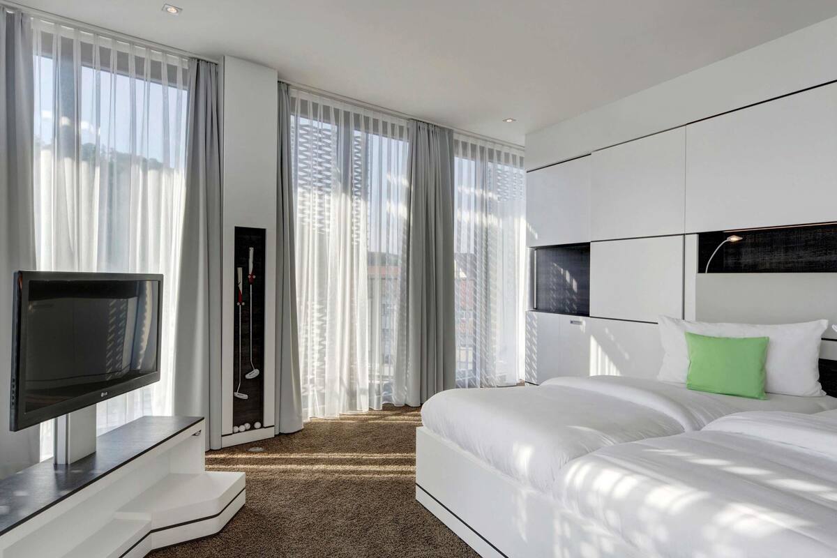 suite, 1 double bed | 1 bedroom, hypo-allergenic bedding, in-room safe, desk