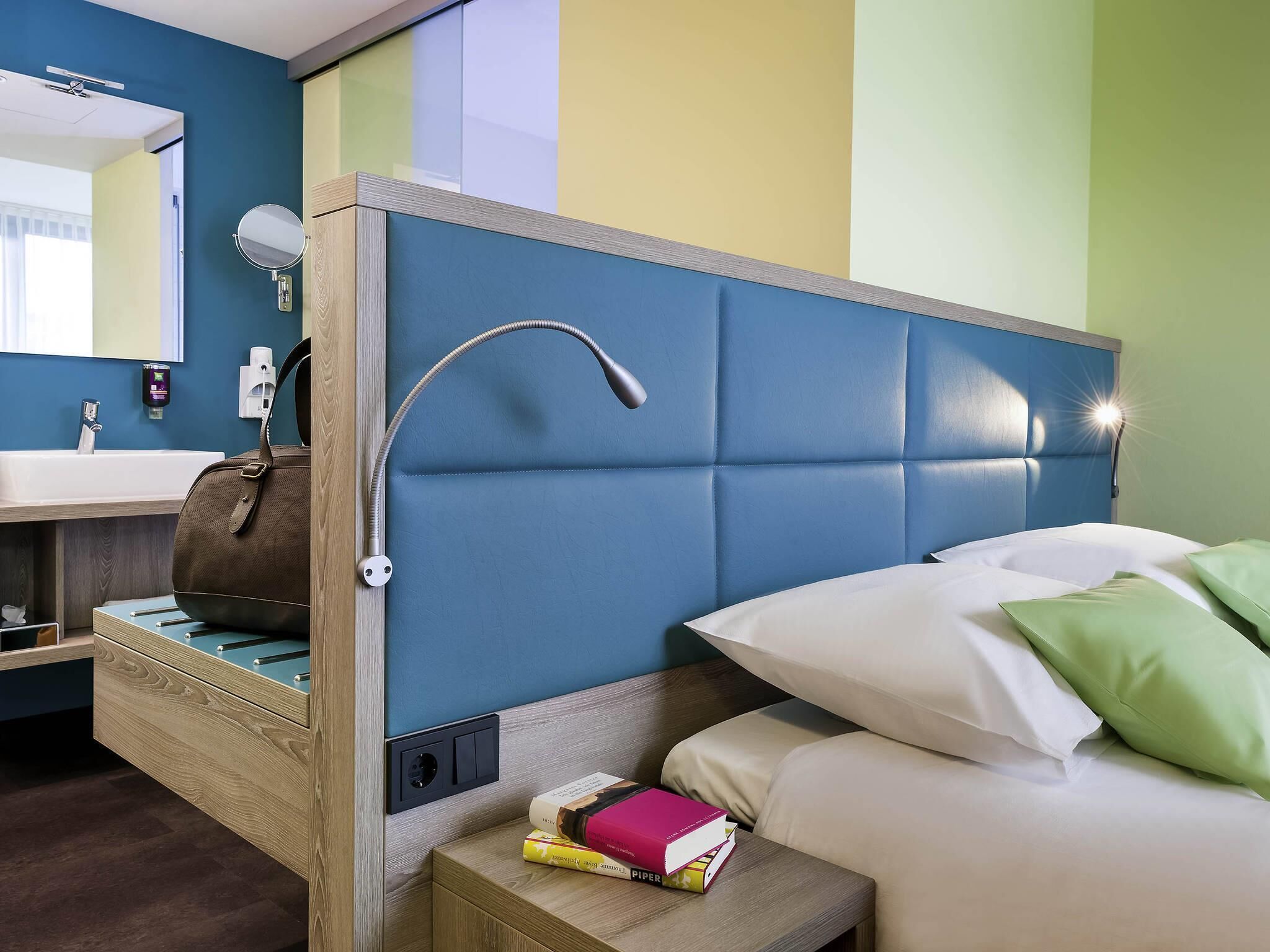 Comfort kamer | Hypoallergeen beddengoed, een kluis op de kamer, een bureau