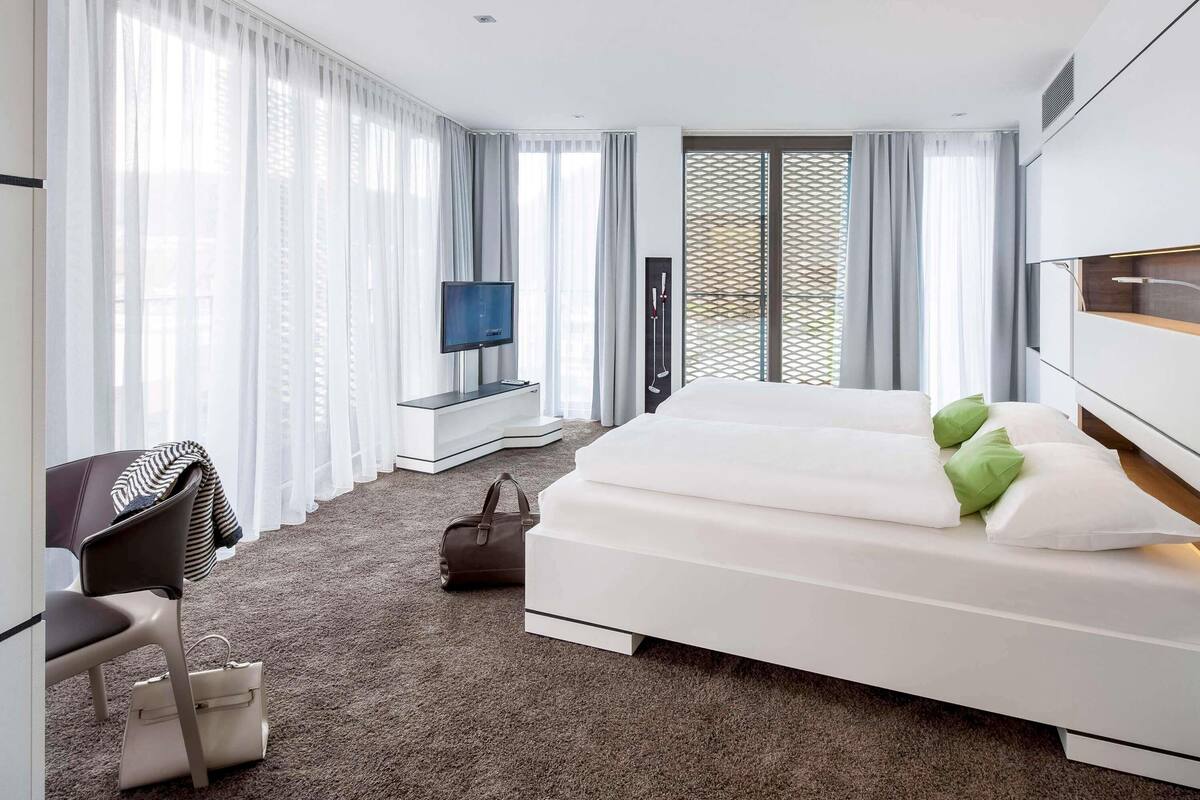 suite, 1 double bed | 1 bedroom, hypo-allergenic bedding, in-room safe, desk