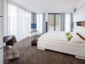 Suíte, 1 cama de casal | 1 quarto, roupas de cama antialérgicas, cofres nos quartos, escrivaninha