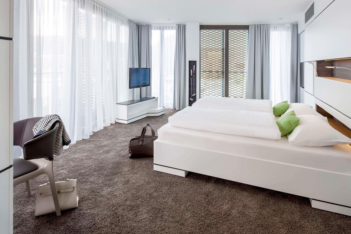 Hypo-allergenic bedding, in-room safe, desk, soundproofing