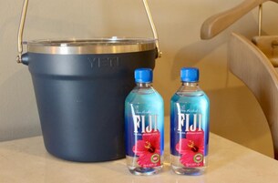 Um balde e duas garrafas de água Fiji.