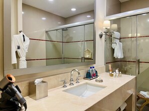 Standard Suite, 1 King Bed (Master King Suite) | Bathroom | Shower, rainfall showerhead, designer toiletries, hair dryer - Azul Talavera Country Club (Torreón)