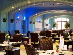 Daily continental breakfast (ZAR 1 per person) - Peermont Metcourt at Frontier, Bethlehem (Bethlehem)