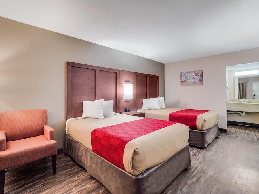 Escritorio, tabla de planchar con plancha, wifi gratis y ropa de cama