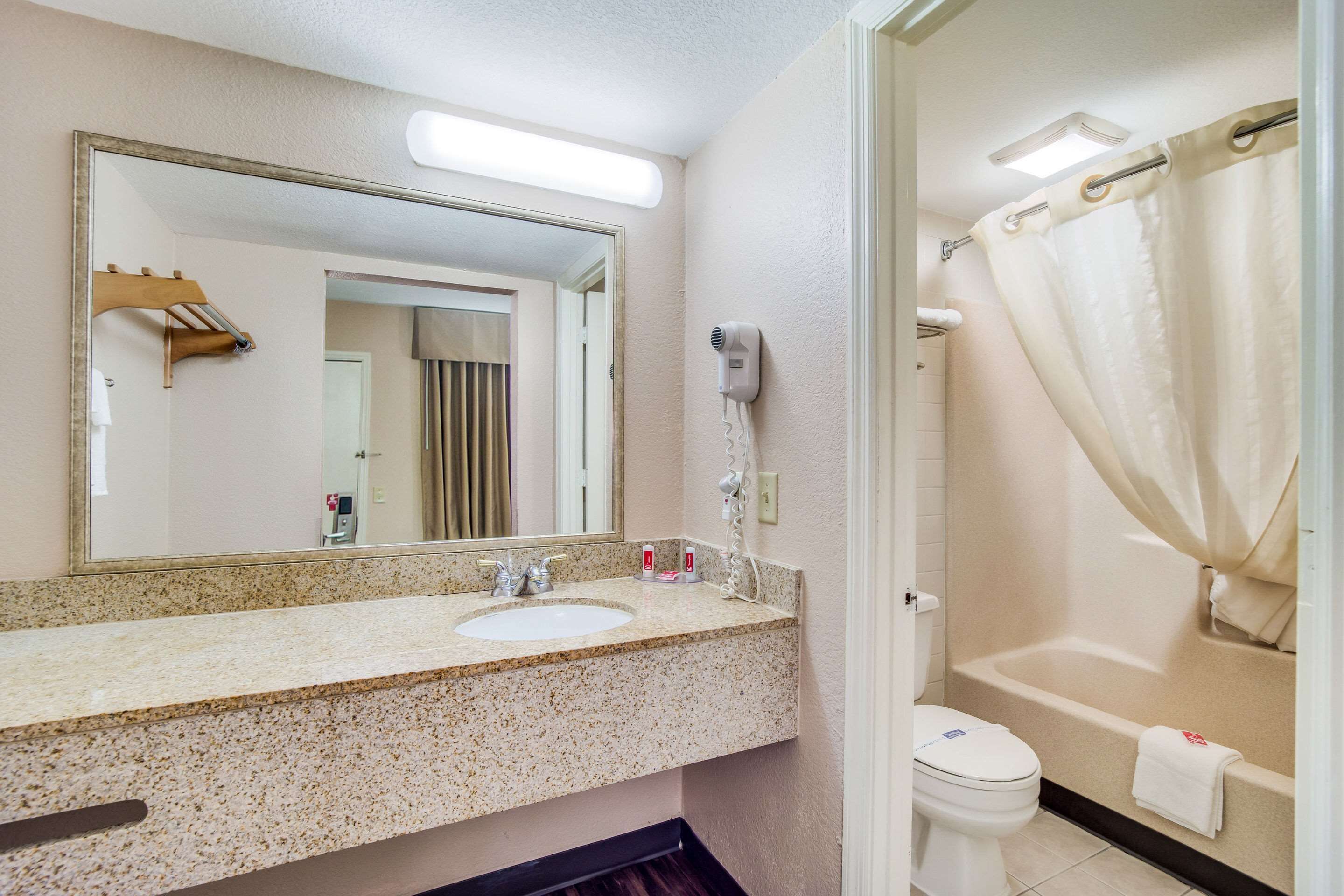 room, 1 double bed, accessible, non smoking | bathroom | combined shower/bathtub, hair dryer, towels