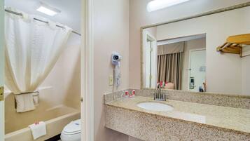 Kamar, 1 Tempat Tidur Double, akses difabel, Bebas Asap Rokok | Kamar mandi | Kombinasi shower/bathtub, pengering rambut, dan handuk