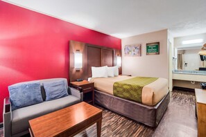 Desk, iron/ironing board, free WiFi, bed sheets - Econo Lodge Walterboro I-95 (Walterboro)