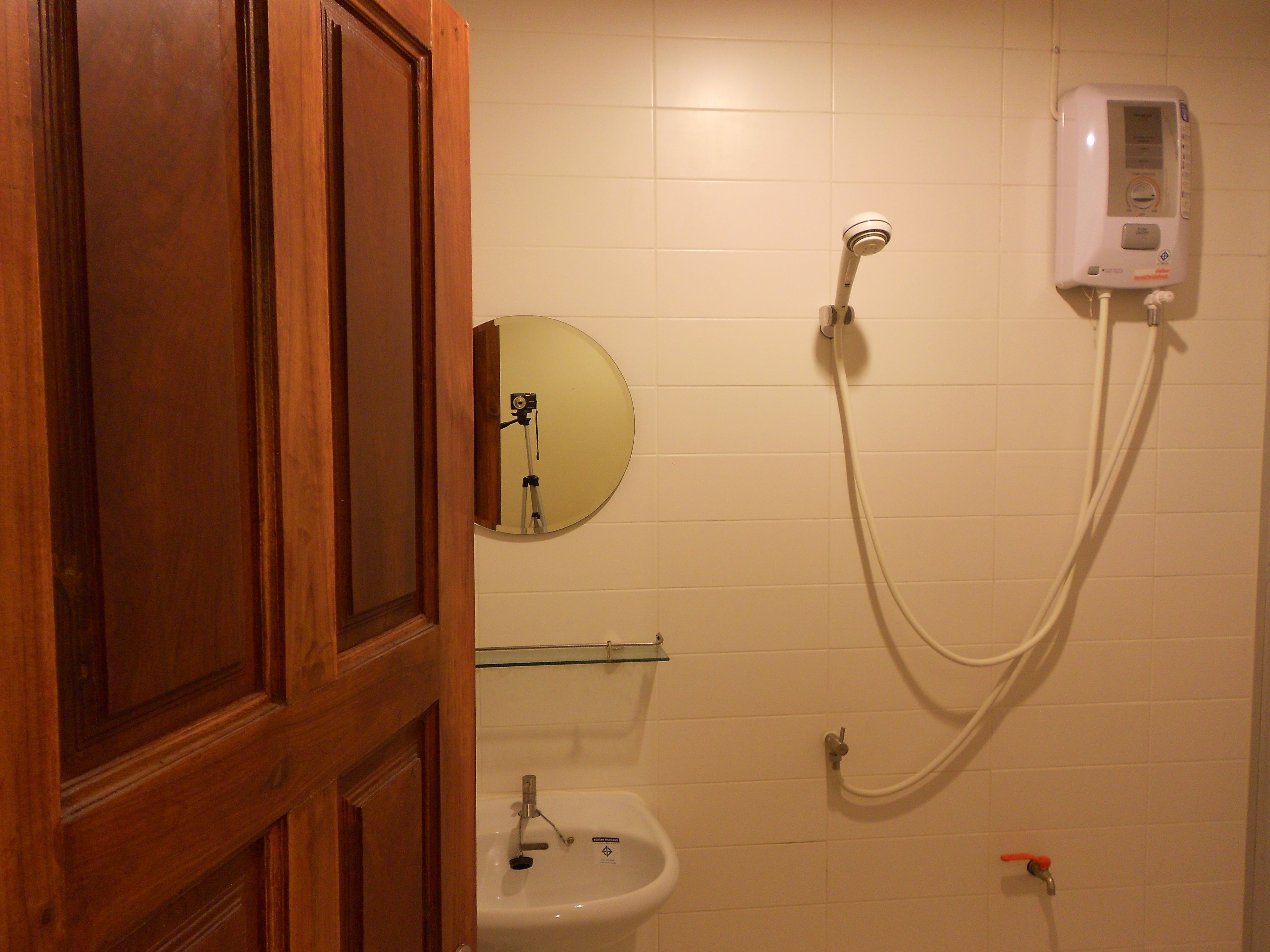 Pancuran mandi, kelengkapan dandanan diri percuma, tuala disediakan 