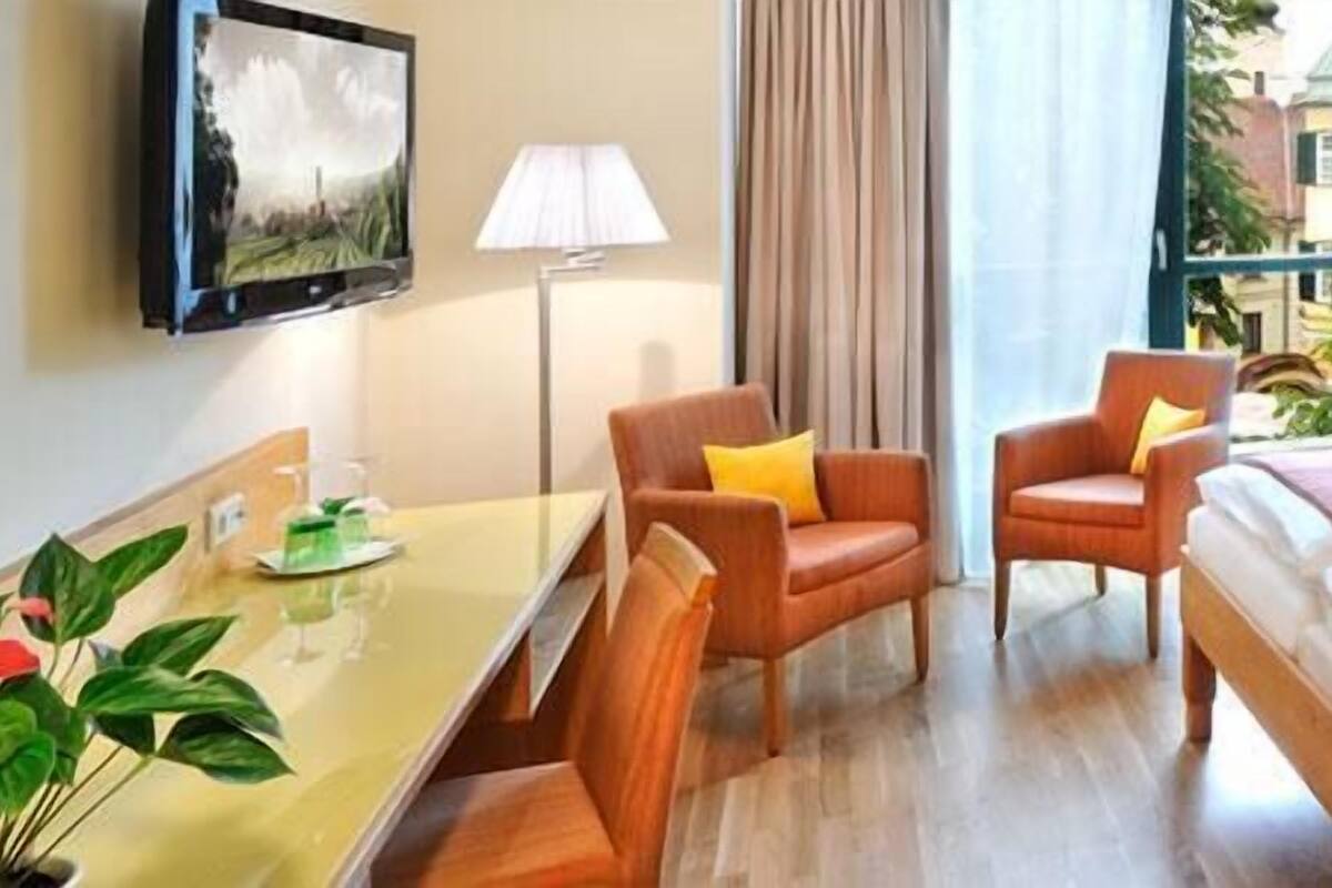 Peralatan tempat tidur premium, bar mini, peti besi dalam bilik
