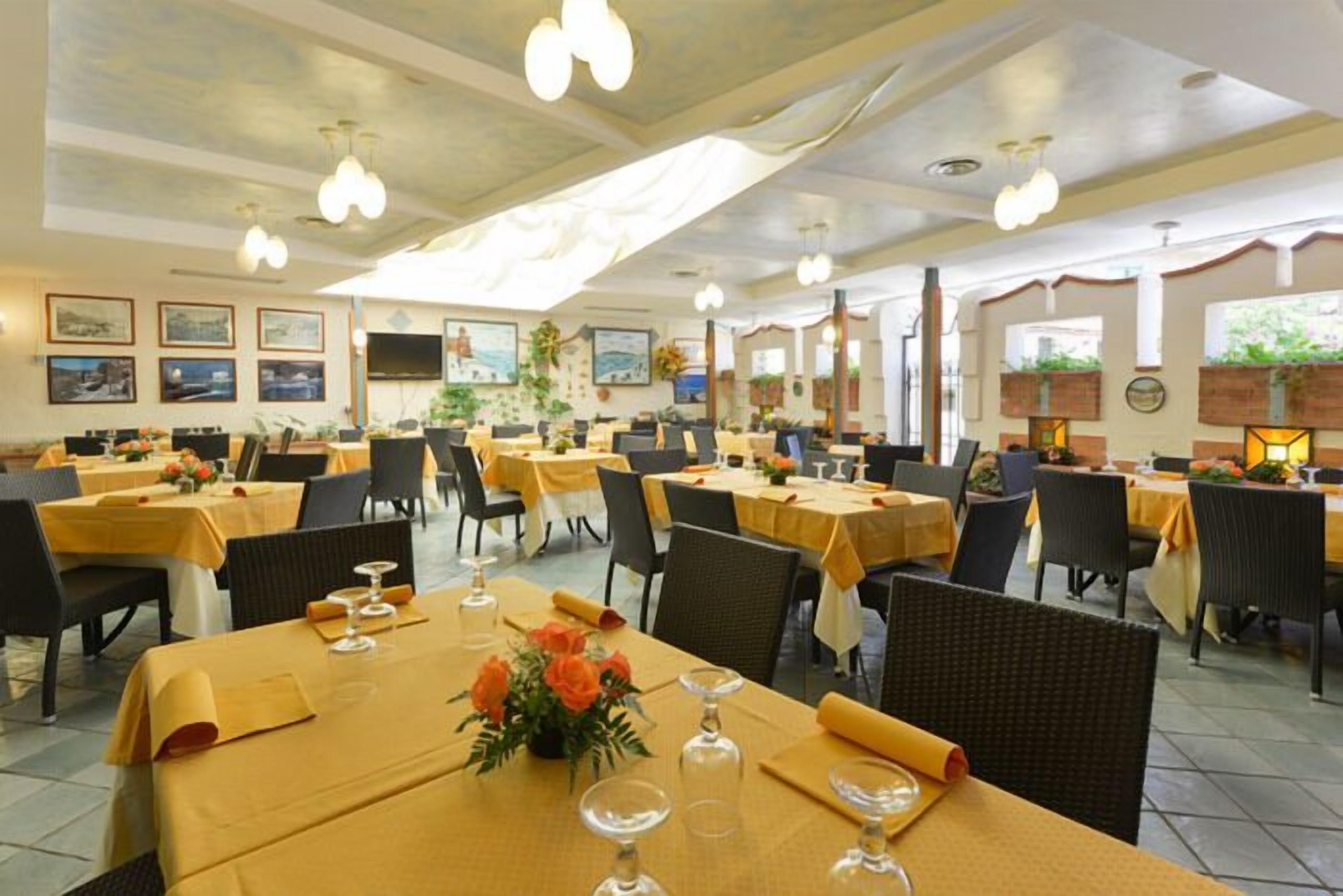 حيث تُقدم وجبات الغداء، العشاء، المأكولات البحرية، إطلالات على الحديقة