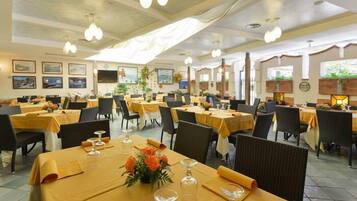 Aperto a pranzo e cena, frutti di mare, con vista sul giardino