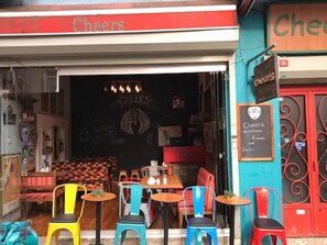 Lobby sitting area - Cheers Midtown Hostel (Istanbul)