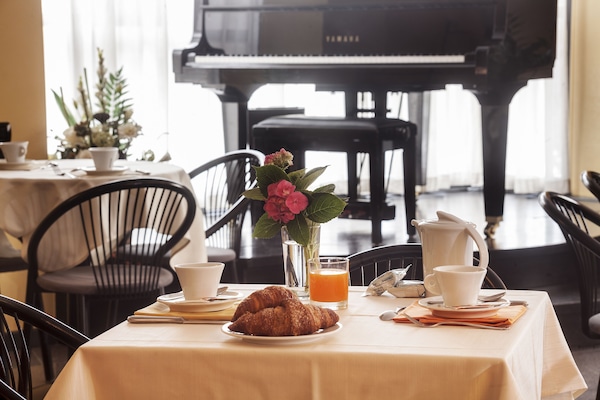 Free daily full breakfast