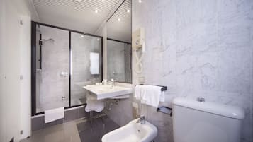Doccia, set di cortesia gratuito, asciugacapelli, bidet