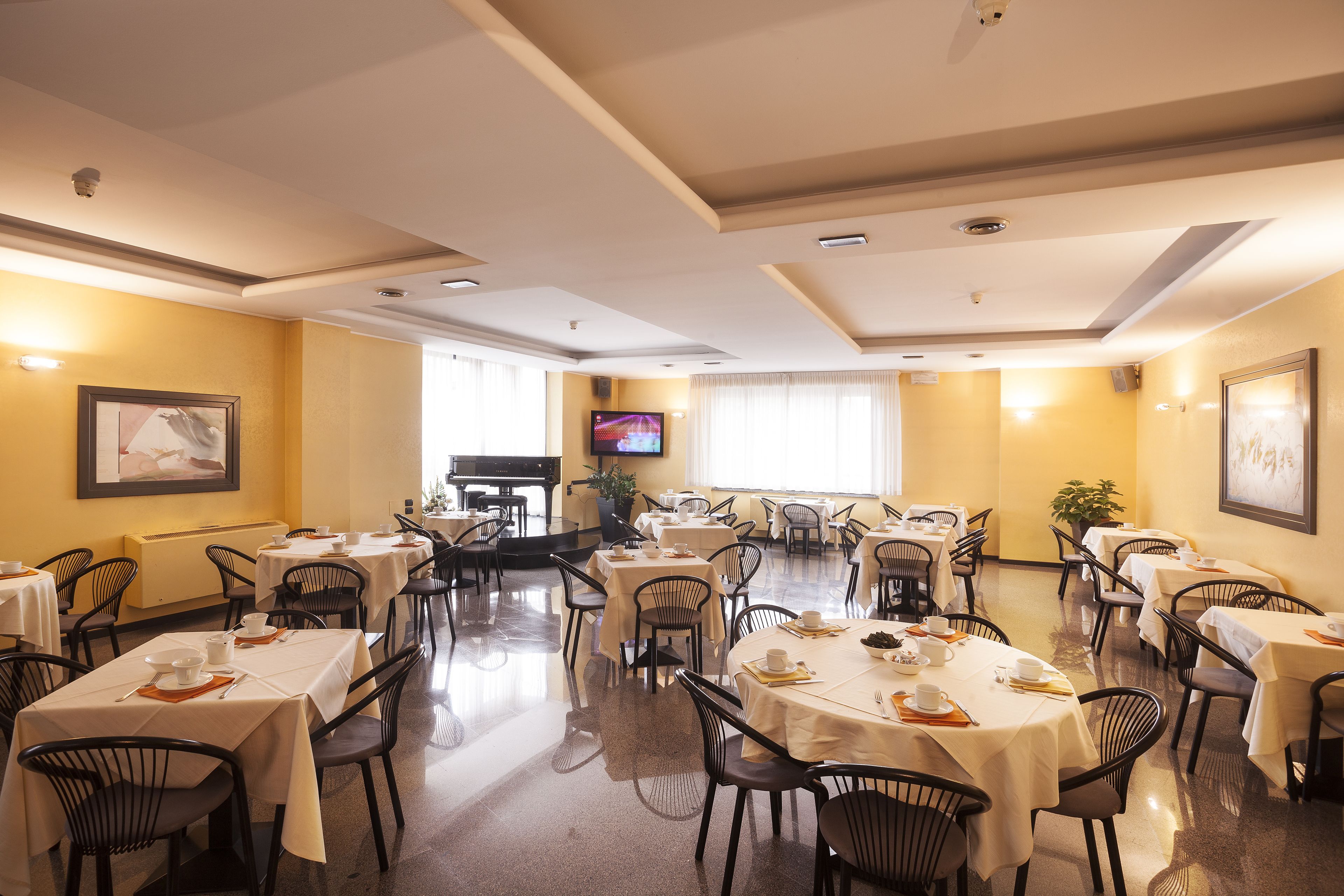 Free daily full breakfast 