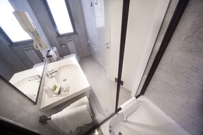 Shower, free toiletries, hair dryer, bidet - Hotel Del Riale (Parabiago)
