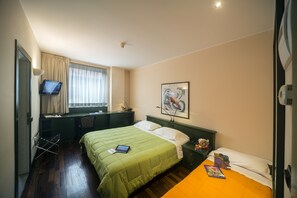 三人房 | 迷你吧、客房内保险箱、办公桌、隔音