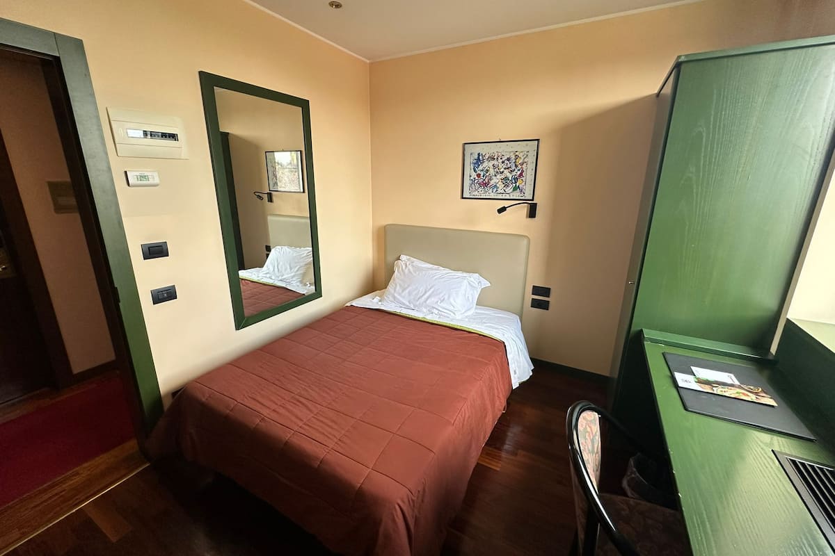 Kamar Comfort | Minibar, brankas, meja kerja, dan kedap suara