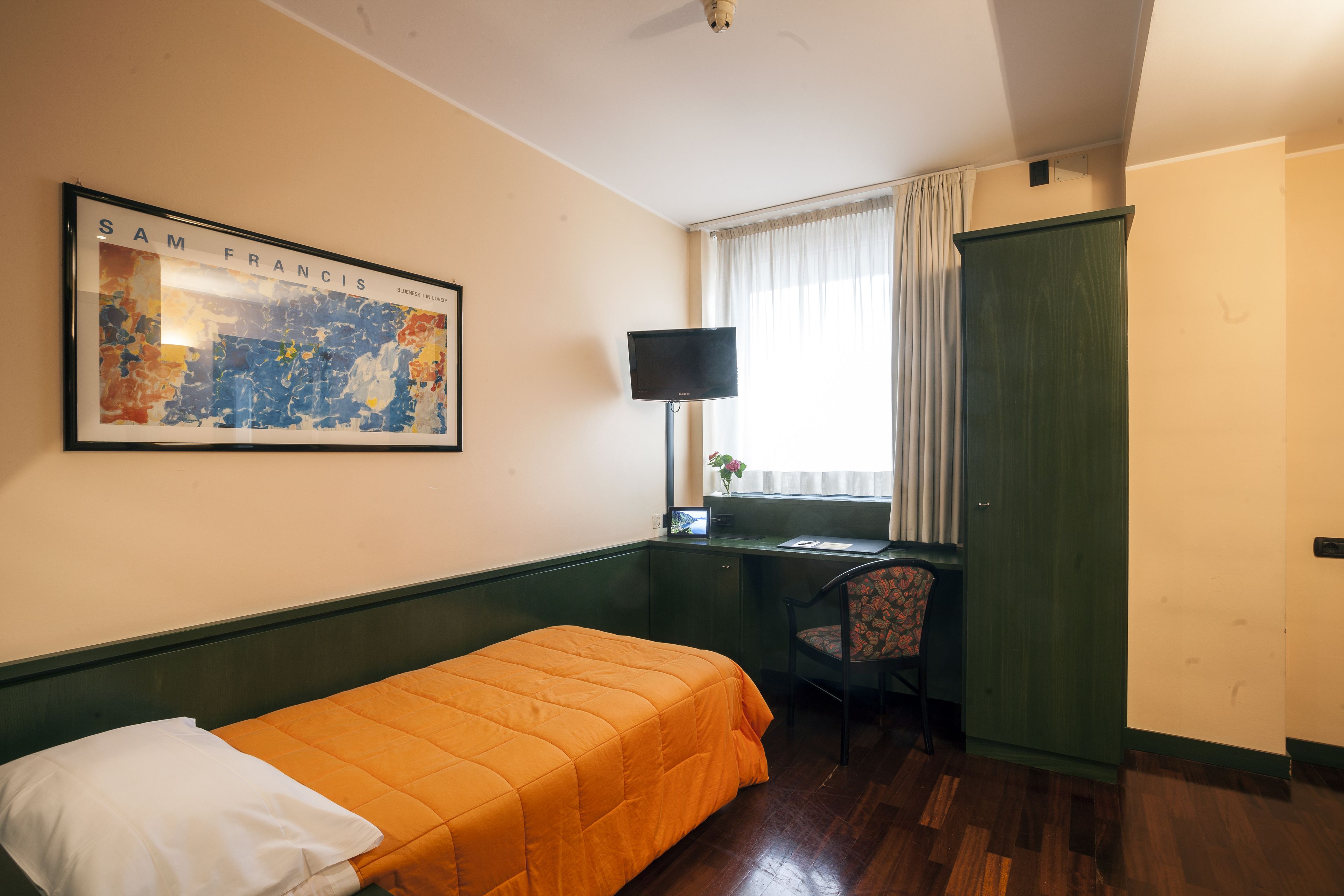 Basic Single Room | Minibar, in-room safe, desk, soundproofing