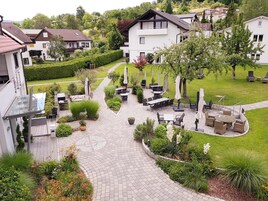 Un quartier résidentiel doté d’une promenade dallée, d’un espace extérieur aménagé pour s’asseoir et de verdure.
