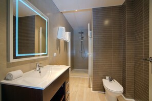 Àtic | Bany | Dutxa, assecador de cabells, bidet i tovalloles 