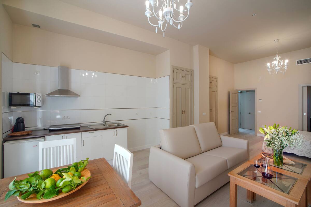 Deluxe Studio Suite | Private kitchen | Coffee/tea maker, full-size fridge, microwave, stovetop