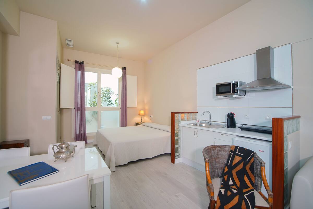 Studio | Pillowtop beds, desk, soundproofing, WiFi (free)