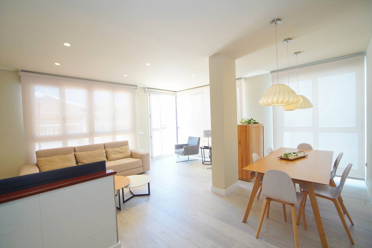 Penthouse | Pillowtop beds, desk, soundproofing, WiFi (free)