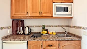 Studio, Balcony | Private kitchen | Fridge, microwave, coffee/tea maker, cookware/dishes/utensils