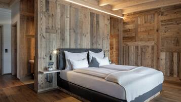 Quadruple Room | Hypo-allergenic bedding, in-room safe, individually decorated
