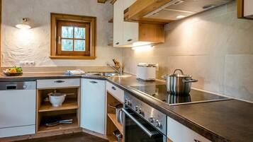 Una cocina moderna con electrodomésticos integrados, armarios de madera y un ventanal con vistas.