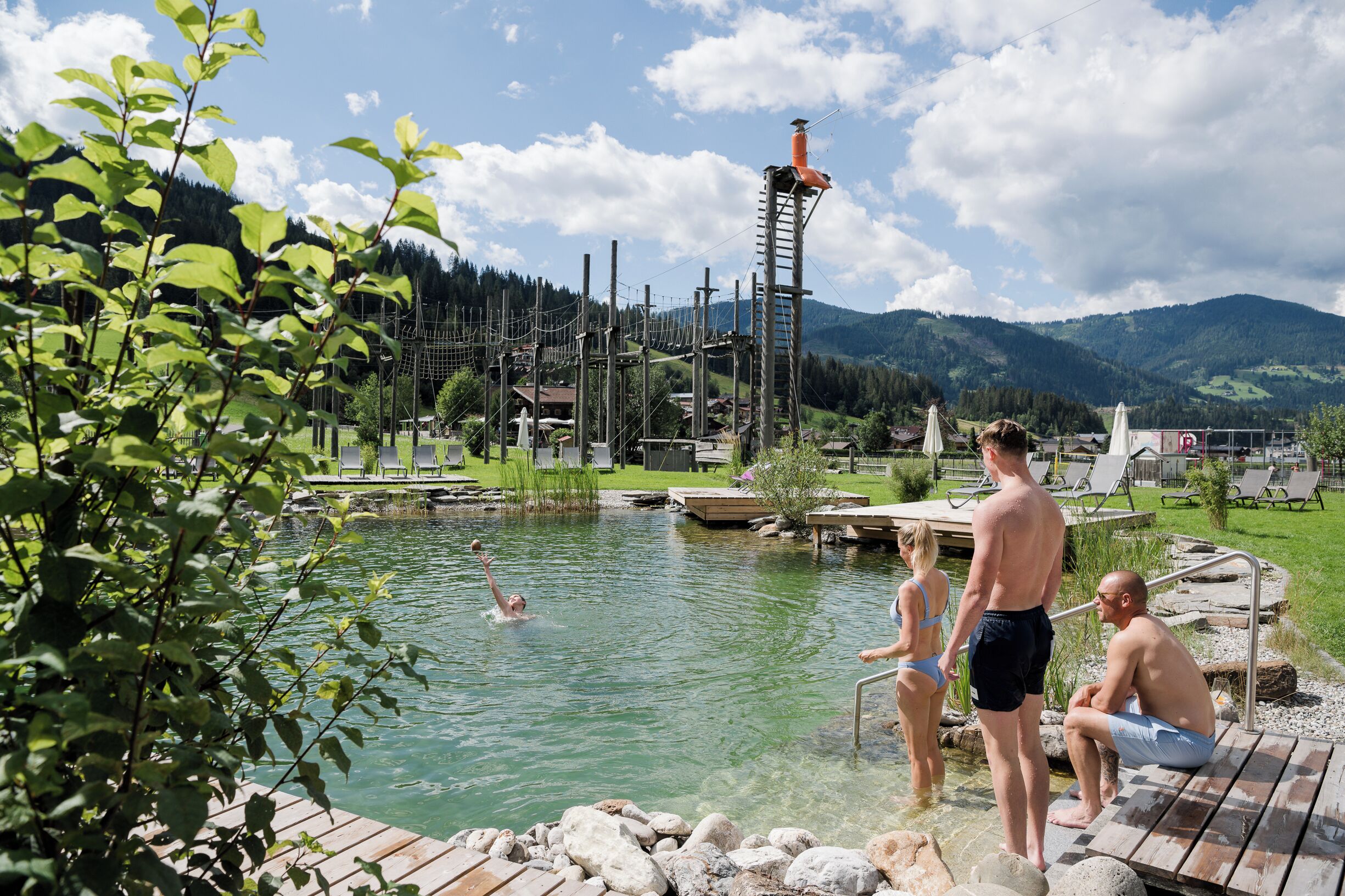 Una piscina techada, una piscina al aire libre de temporada, sombrillas