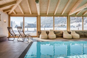 Kolam renang indoor dan kolam renang outdoor musiman