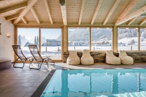 室内游泳池，季节性开放的室外游泳池，07:30   至 20:00 开放, 池畔遮阳伞, 日光浴躺椅