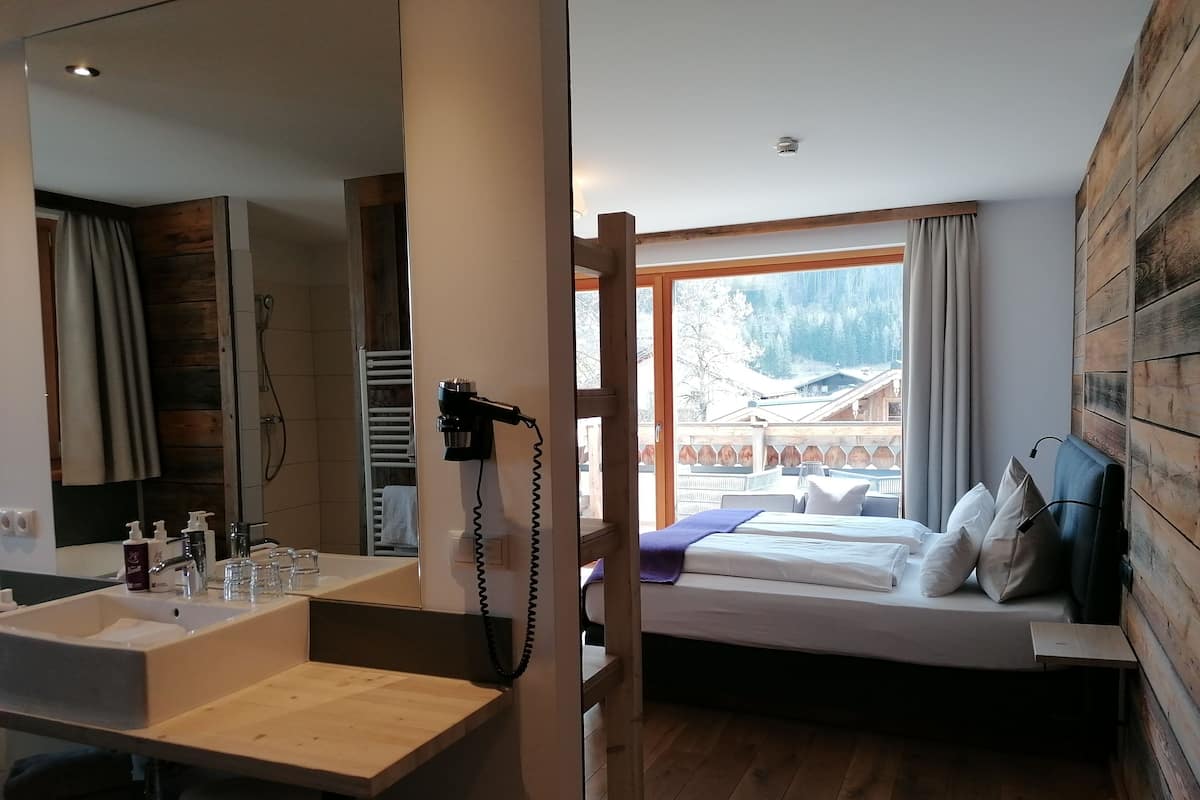 Almsuite | Hypo-allergenic bedding, in-room safe, individually decorated