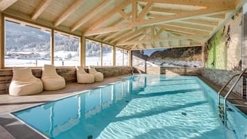 Innenpool, Außenpool (je nach Saison geöffnet), Sonnenschirme