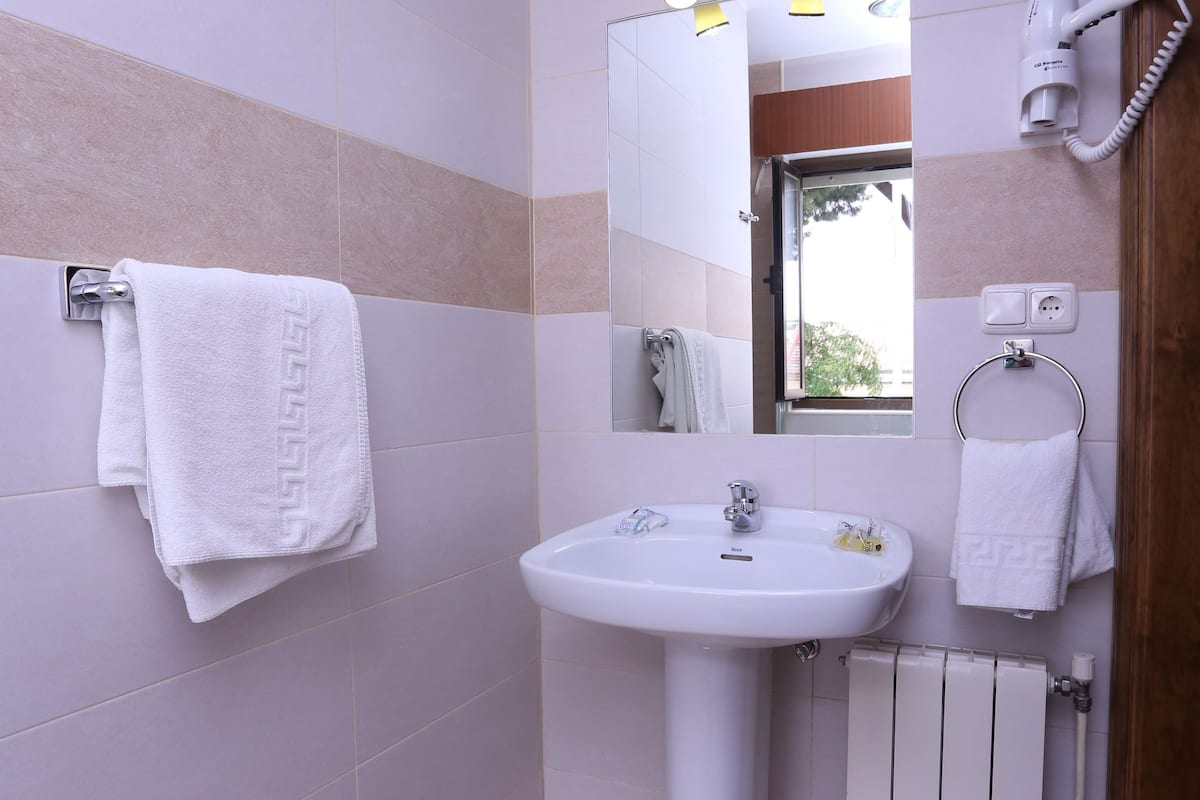 standard twin room, city view | bathroom | free toiletries, hair dryer, bidet, towels