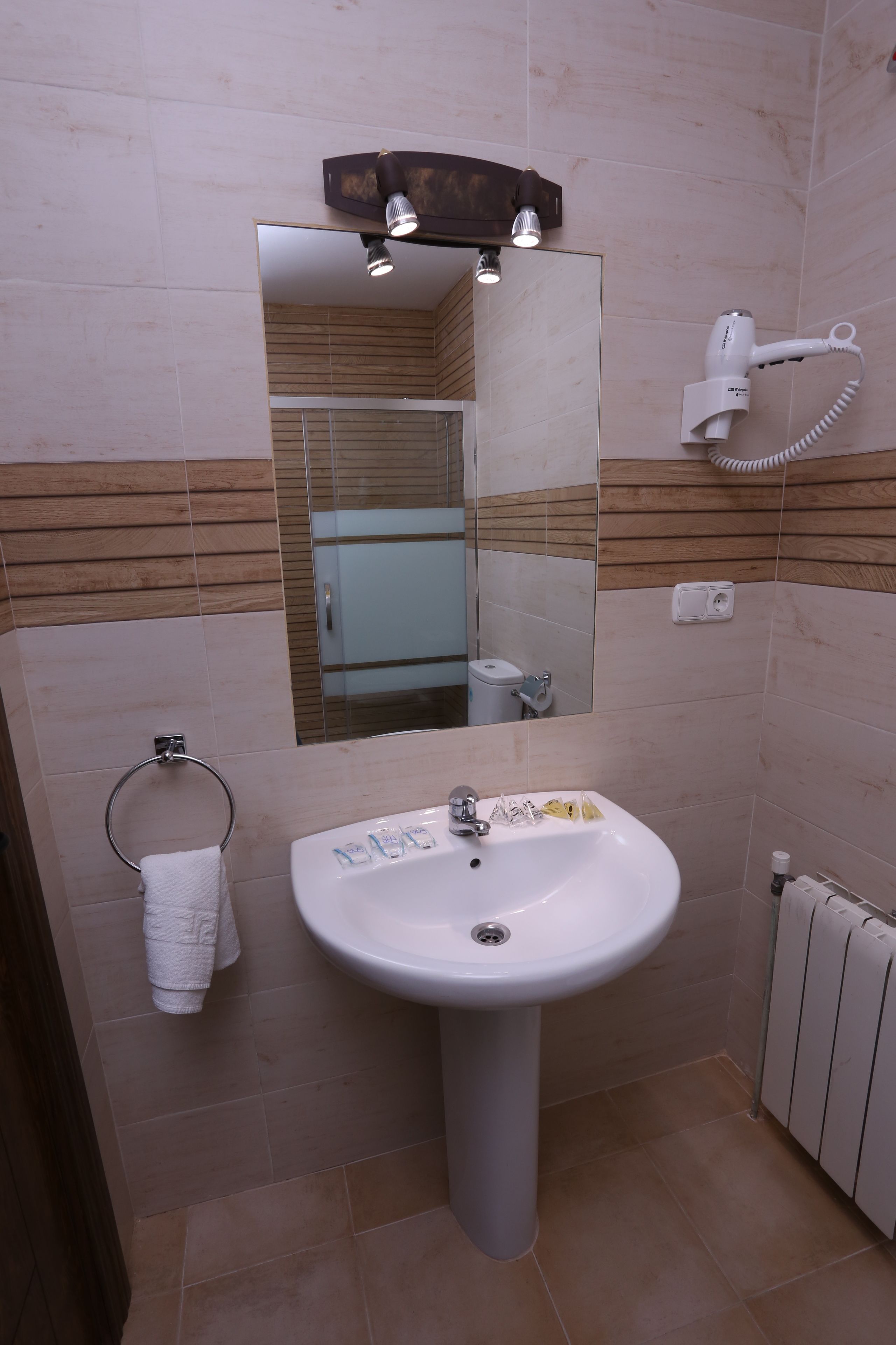 standard triple room, city view | bathroom sink