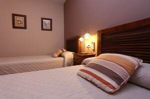 Habitación estándar con 2 camas individuales, vistas a la ciudad | Escritorio, sistema de insonorización, cunas gratuitas