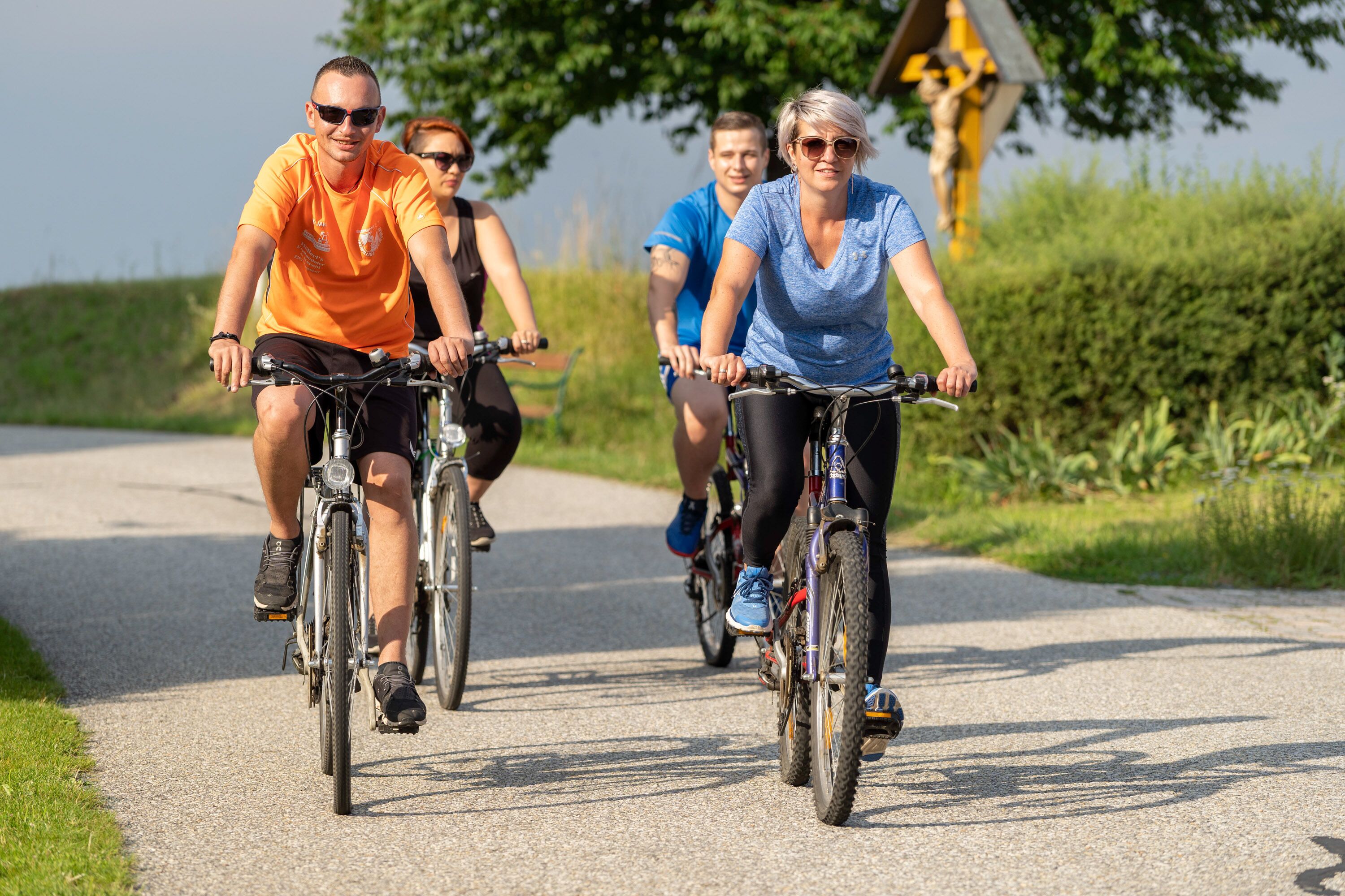 Un grup de persones pedalejant en un camí asfaltat.